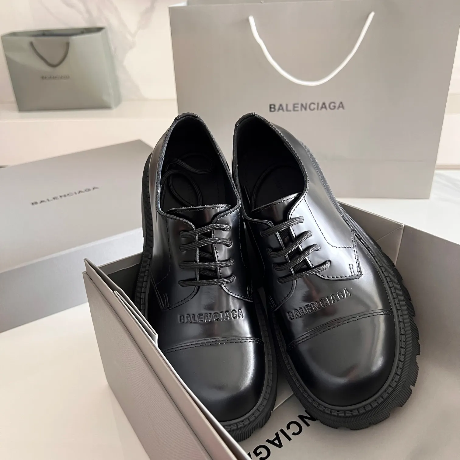 👟👟Ex-factory price 540👟👟 BALENCIAGA# Balenciaga's new big-toe derby shoes TRACTOR big-toe derby shoes loafers👞 Original medium-gloss open-edge beaded cowhide. Restrained and stylish. Matched with the brand logo on the shoe cover. The rhythm of closing your eyes. The lining and feet are made of black silk cowhide. The texture is soft and delicate. The gear-shaped rubber outsole is 5cm higher. Size: 35-40 (customization of 40 pieces is not returnable)